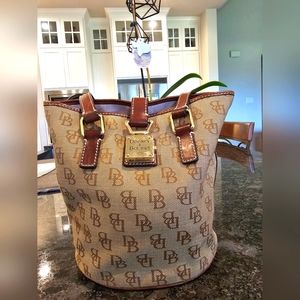 Dooney & Bourke Signature Monogram Bucket Shoulderbag GUC